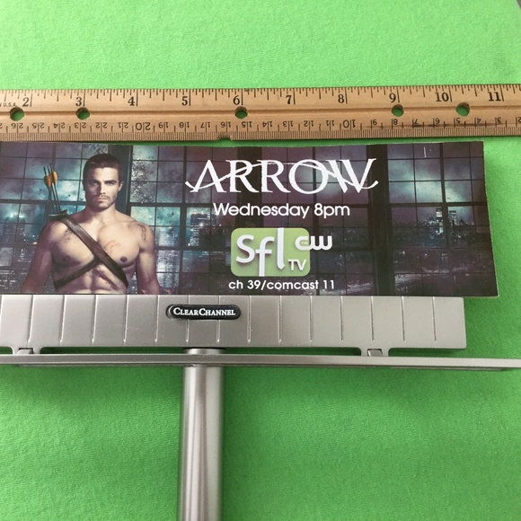 Arrow CW Mini Promotional Billboard Collectible - Picture 2 of 9